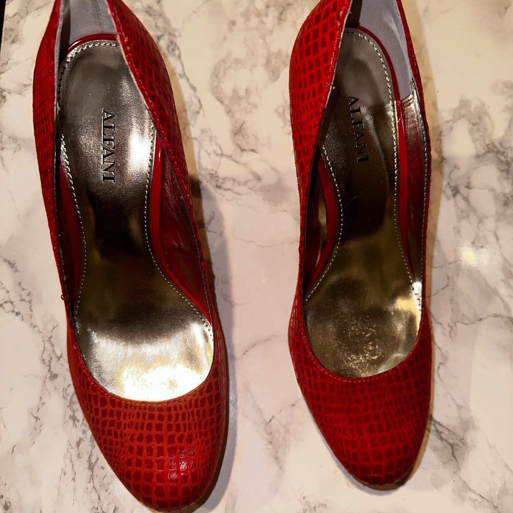 Alfani red scale pump - brand new !